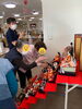 お雛様の飾り付け！頼りになる利用者様。「【デイサービス千歳】介護施設で働くってどんな感じ？1日の流れをご紹介！」