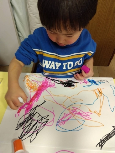 ニ歳児描画　ピンクの恐竜を描きました。「プチマジー描画　初体験」