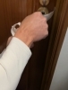 ドアへの差し込みを実演中「「トイレに閉じ込められた！」そのとき役立つ、親方直伝の防災テクニック」