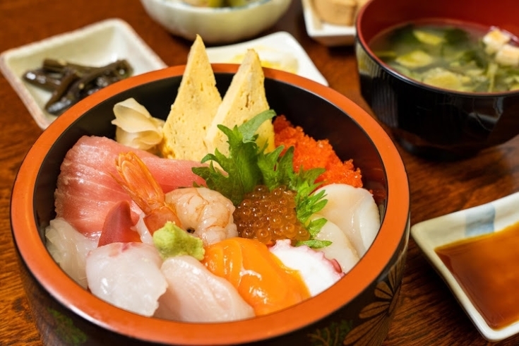 ランチで一番人気の海鮮丼。「南魚沼の寿司居酒屋、江戸。もつ煮始めました。」