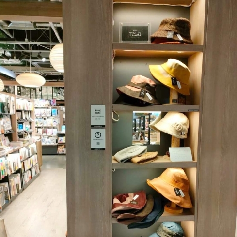 広つば帽子で冬もしっかりUV対策。「大垣書店  本店」
