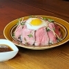 とろ〜り温玉のローストビーフ丼