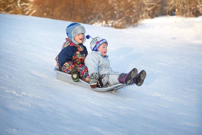 Sledding with friends「Teacher'sコーナー7号 Sledding【蘇我駅近くの英会話教室】043-209-2310」