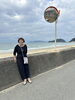 生まれ育った勝浦の地で海をバックに妻　嬉しそうです「10月18日　宗像に戻り　墓参り　妻の故郷の海」