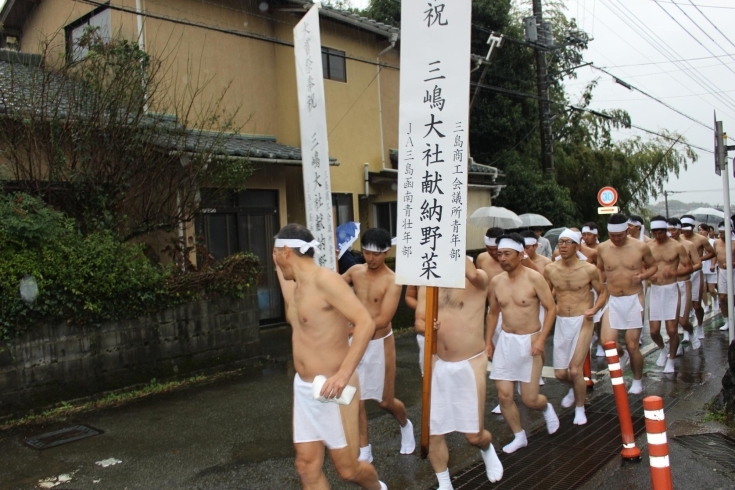 寒くて大雨の中頑張ってふんどしで走っていきます「大嘗祭奉祝　宝船奉納～禊ぎ　瀧川神社～雨の中滝に打たれる禊ぎは感動的！」