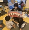わぁ！！！サメってでかい！こわい！「下京区の『海』を描いたリトミック、体験の子ども達もキラキラ！わくわく！【南区＆下京区のピアノ•リトミック•英語リトミック】」