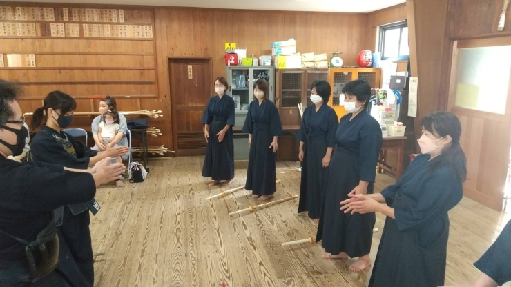 お母さんも剣道体験にノリノリです！「伊丹剣道協会主催「剣道体験教室」（9/25）」