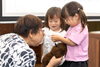 保育士さんにて遊んでもらっている、小さなお子さんたち「プロの保育士さんが見守る安心の空間！お母さんが夢中で学べる親子英語教室の時間」