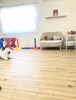 走り回るぱんちゃんを眺めるハッピーちゃん「ましゅまろ幼稚園　（＾ν＾）」