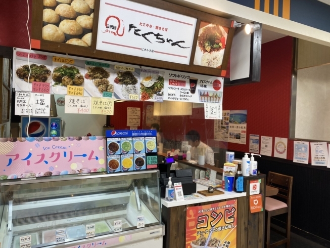 店内にカウンター席あります「新メニュー　たこ焼き「塩」「明太マヨ」大人気！！　枚方市駅ビオルネ地下1階　三代目たくちゃんビオルネ店」