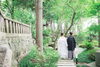 新緑の参道を歩むふたり「長野の神聖な結婚式 – 諏訪大社での神前式とロケーションフォトの感動体験！【岡谷市｜山田写真館】」