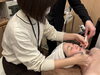 モデルの顔を実際に触ってみます「サロンワーク体験会を開催しました【村上市のメナードフェイシャルサロン・美容のお仕事をお探しの方・求人募集】」