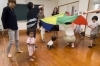 アンパンマンの音楽に合わせてパラバルーン!「びっくり!ハーフちゃん達が登場!南区の吉祥院での英語リトミックレッスン【京都市南区&下京区のピアノ・リトミック・英語リトミック】」