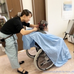 病院や介護施設へ訪問してヘアカットなどをする「訪問美容師」をしています