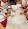 丸めるのも四苦八苦「12月はおもちつき大会をしました!」