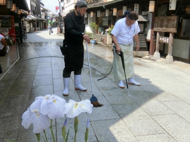 「御影石のお掃除♪亀家本舗の店前・参道の御影石がこんなにきれいになりました♪《柴又亀家おかみの独り言》【柴又名物草だんごが人気☆柴又帝釈天から一番近いお団子屋】」