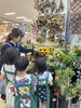 体験のようす「2023お花屋さんになっちゃおう！「ちびっこ花屋体験」【花屋体験/子ども体験/おしごと体験/職場体験/花屋/生花店/恵庭花屋/フラワーアレンジ/花束】」