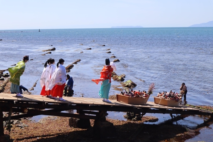 雛が流される様子「【女性の一生の願いを叶えられる場所！「淡嶋神社」】【WAKAYAMATIME】【今週のおすすめ記事】」