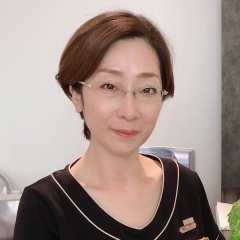 石野由佳里（宝塚本店店長・美容家 63歳）