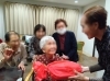 お仲間から１００歳のお誕生日プレゼント贈呈🎁🥳「100歳のお誕生日おめでとうございます💞🎁🎉」