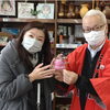 石原さんと記念撮影。ありがとうございました♪「ウポポイの「国立アイヌ民族博物館」にフクロウの置物を寄贈しました」