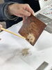 蒔絵ワークショップ｜余分なすず粉を落として、完成まであと少し！「5/23マルシェ「和み、笑い、つながる輪」終了のご報告とお礼」