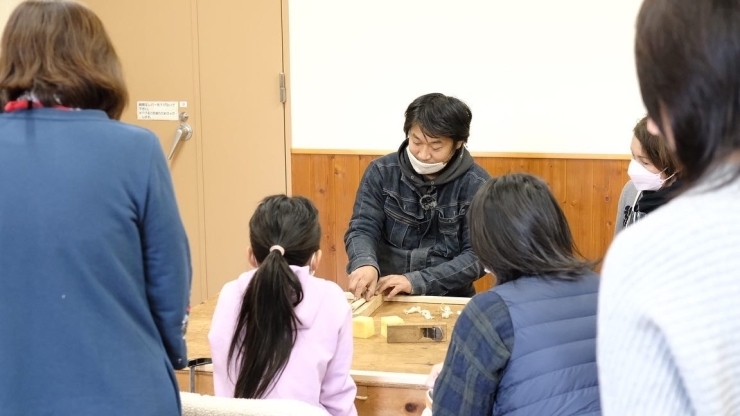 カンナの使い方、木の木目の向きなどを説明します「【上松町】木工教室にて「箸づくり体験」を実施！【地域おこし協力隊】」