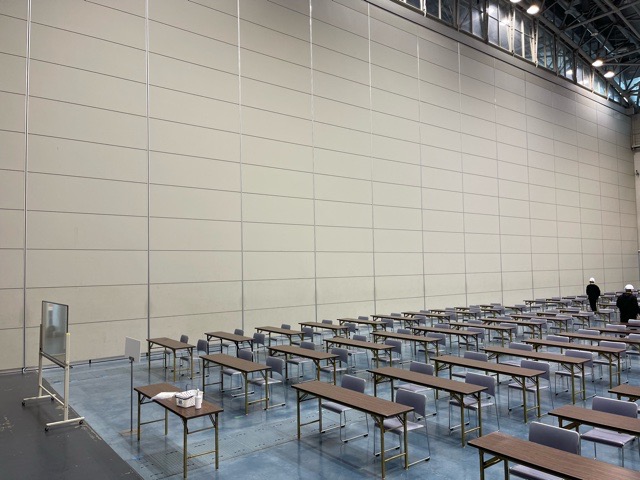 ホワイトボードやブースを示す看板なども「社長ブログ 試験会場の仕事!」