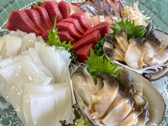 刺身盛り合わせ「先週の刺身、お寿司、海鮮丼沢山のご注文ありがとうございました✋」
