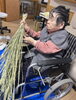 車いすの人も参加「しめ飾りを作りました。」