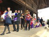 本堂を行進「今夜は出川さん、明日はお稚児さん♪」