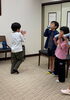 喉を開く練習をしている小学生低学年「楽しく声を出すところからスタート！遊び感覚で体も動く小学生の発声レッスン」
