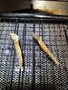 焼干ししたハゼを弱火でじっくり炙ります「ハゼの骨酒」
