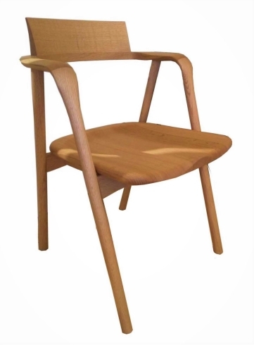 座が板座タイプ　でぇ～も、とても軽いの「高山は シラカワ製 素敵な椅子」