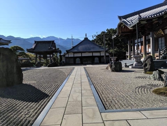 「新居浜市滝の宮町にある真光寺は、お寺ヨガや早朝坐禅会も人気です。」