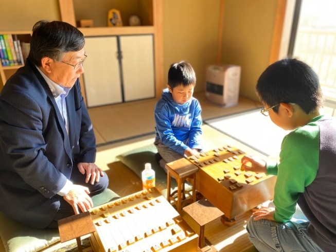 生徒同士の対局「永作将棋教室の　生徒を募集します。」