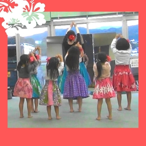星を表すハンドモーション。夜空を想像して踊ります☆「子供フラダンス教室★11月1日開講！那珂川市 可愛いパウスカートとハイビスカスの髪飾りで楽しく踊りましょう」