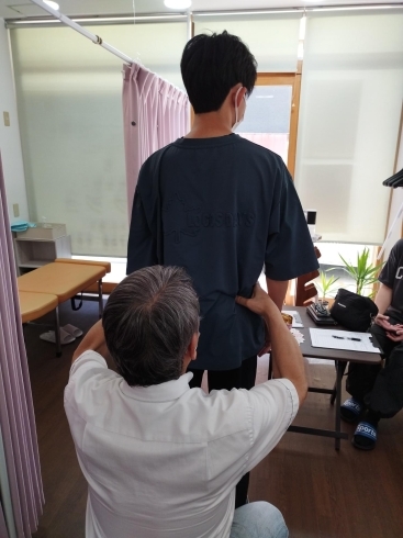 整体施術中(まずは全体のバランスを確認)「「冷えると痛みが増す」を改善!」