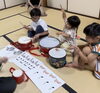 太鼓🥁を鳴らして、楽しくリズムを勉強中！「南区吉祥院で『テーマパークのお話の世界へ❗️』9月30日の英語リトミック、わずか残席あります！【南区&下京区のピアノ・リトミック・英語リトミック】」