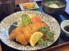 揚がりたて！満足ランチ「本日の日替わりランチはチキンカツ定食です」