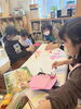 大人も子どもも真剣に「3/1（日）高学年向け人形劇「トッケビ〜鬼ヶ島と呼ばれた島〜」と手作り看板づくりの様子」