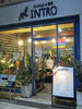 「♬INTROの新しい大きな目印！メイン看板デビュー＆お店で見て選べる冬の新作アウターが入荷しましたよ」