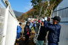 あーだこーだと言いながら作業は進みます。「地域の方にイルミネーションの準備をしていただきました。正式な点灯は１２月３日（土）午後６時からです。」