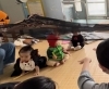 蜘蛛のネットの下をハイハイ！気に入って座ってる？！「Cute!１歳ちゃん達のハロウィンリトミック＆Trick or Treat【南区＆下京区のピアノ・リトミック・英語リトミック・ベビーリトミック】」