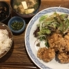 『オクショウ』で本に囲まれた幸せランチ