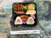 「本日の手作り弁当は秋晴れの空の下で味わいたい「秋のピクニック弁当」です！9時30分より販売いたします」
