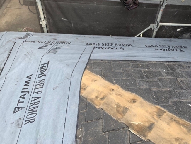 粘着式の防水紙を使用することで雨漏りを防ぎます「八千代市O様邸の屋根カバー・外壁塗装リフォームが完了いたしました！」