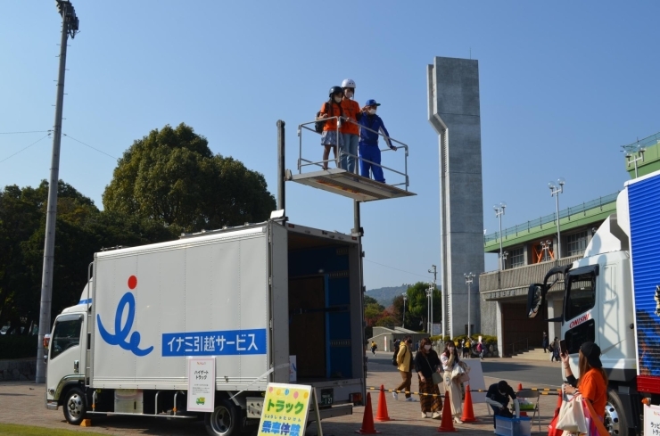 「愛媛FCホームゲームにて！当社の引越ハイゲート車両を展示し、乗車体験を行いました！」