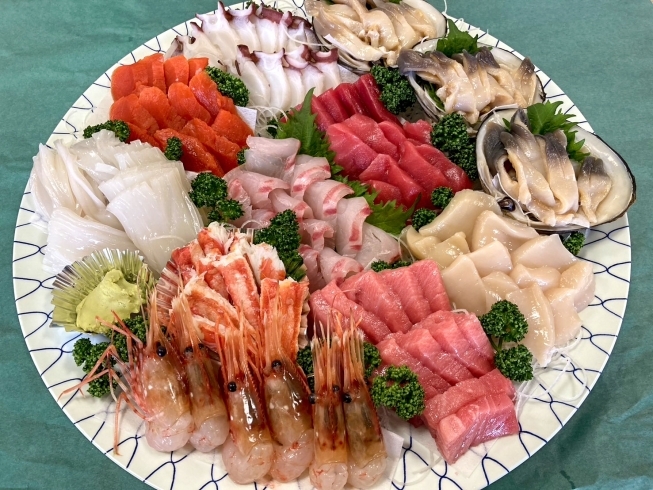 刺身盛り合わせ「先週の刺身、お寿司、海鮮丼沢山のご注文ありがとうございました✋」