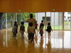 先生の後をついていく子供たち「令和３年度第２学期始業式が行われました('◇')ゞ」
